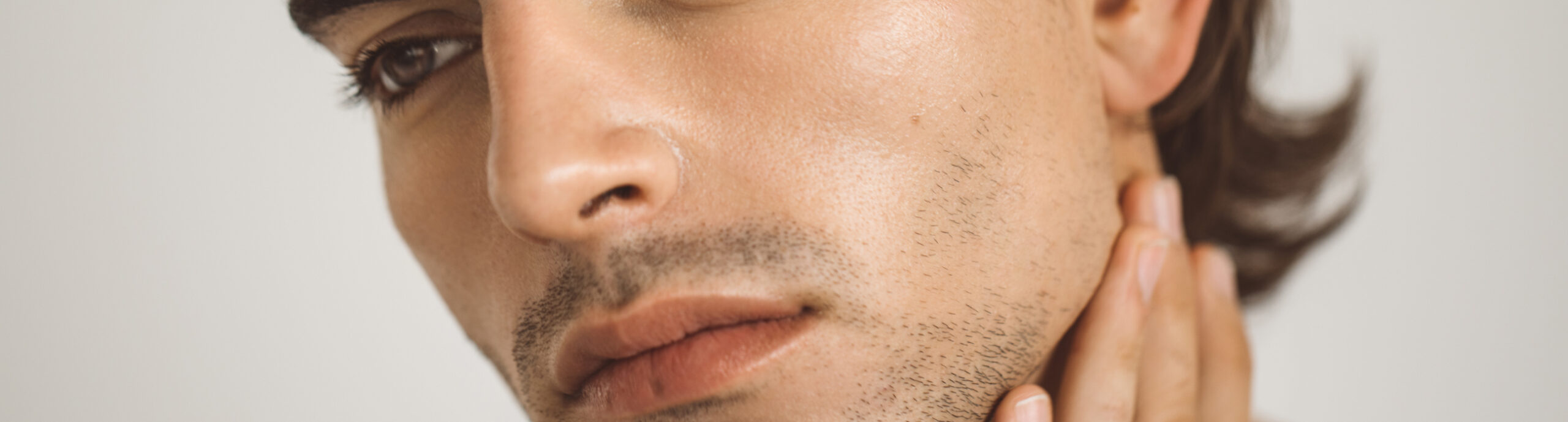 L’épilation laser peut-elle traiter les poils incarnés sur le visage ?